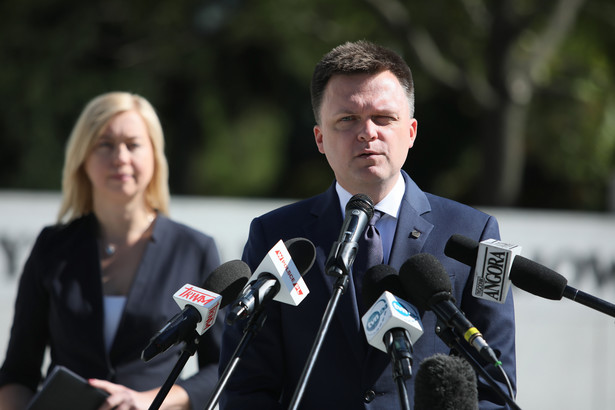 Warszawa, 08.09.2020. Lider Stowarzyszenia Polska 2050 Szymon Hołownia (P) oraz posłanka na Sejm RP Hanna Gill-Piątek (L) podczas briefingu prasowego, 8 bm. w Warszawie. Hanna Gill-Piątek poinformowała o swojej rezygnacji z członkostwa w klubie Lewicy i w partii Wiosna oraz o dołączeniu do ruchu Szymona Hołowni. (amb) PAP/Leszek Szymański