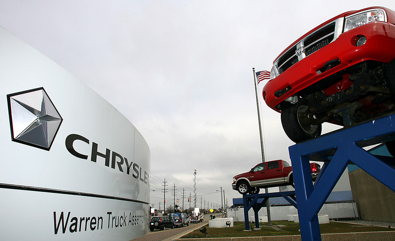 Chrysler poinformował, że wycofuje do naprawy 26397 pojazdów, w których stwierdzono niebezpieczeństwo pożaru w razie wycieku na blok silnika płynu z układu wspomagania kierownicy.