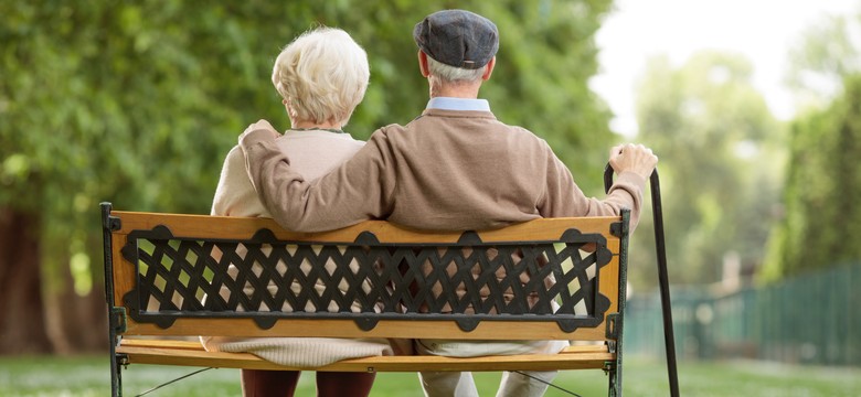 Karta Seniora 2025. Zniżki i ulgi dla osób 60+. Sprawdź, jak obniżyć rachunki i cieszyć się życiem!