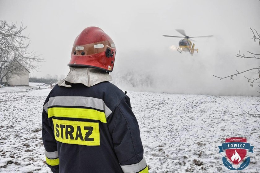 Samochód uderzył w drzewo. Wypadek pod Łowiczem