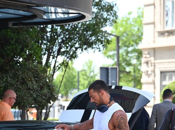 EKSKLUZIVNI PAPARACO: Najvreliji italijanski glumac u Beogradu, ulazi u beli Ferari, mišići pucaju - Ženama pale vilice 