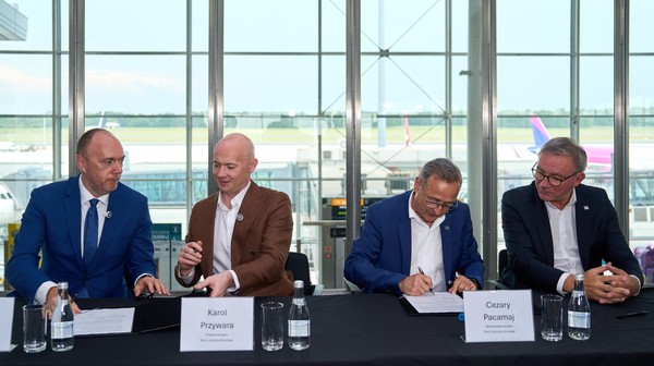 - Terminal wspomagający będzie gotowy przed sezonem letnim 2027 – poinformował Cezary Pacamaj, wiceprezes Portu Lotniczego Wrocław (drugi z prawej).
