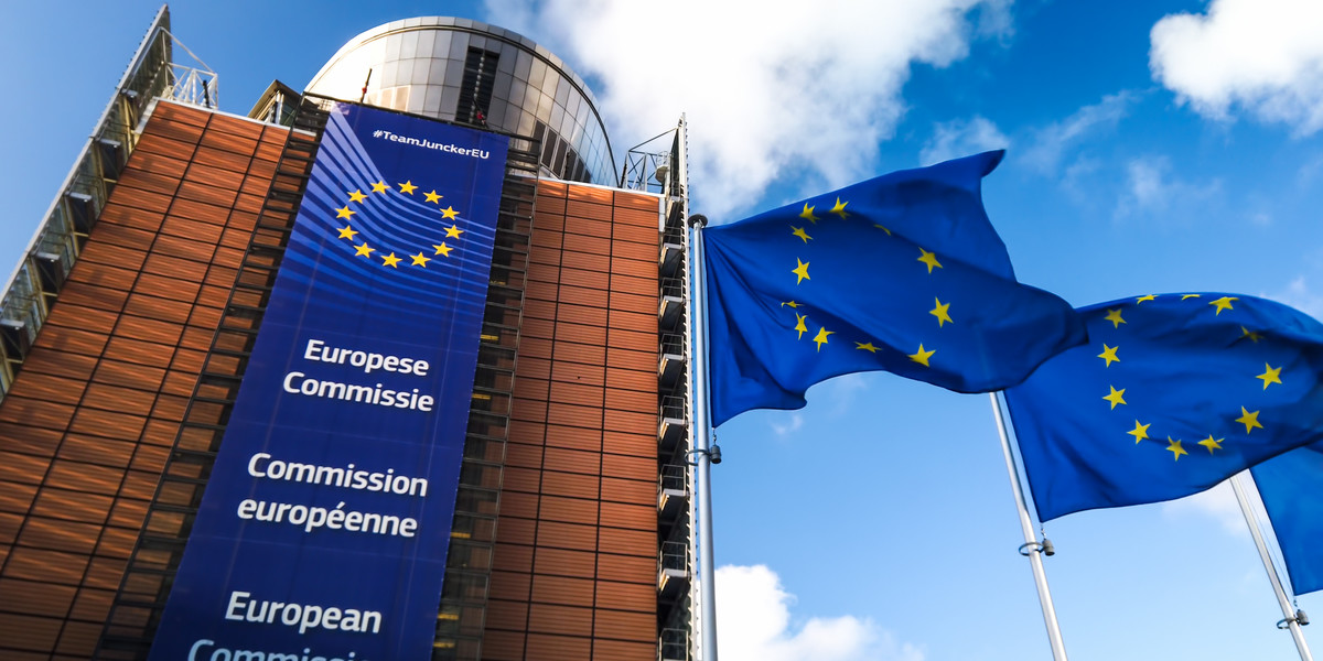 Komisja Europejska będzie walczyć z dezinformacją. Ma nowe wytyczne o reklamie politycznej w internecie