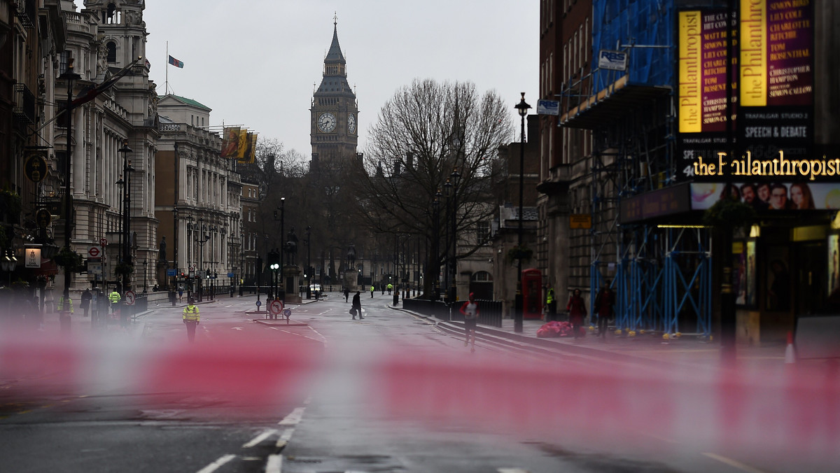 Kilkanaście godzin po wczorajszym zamachu terrorystycznym w pobliżu brytyjskiego parlamentu policja wciąż ogranicza dostęp do znacznej części rządowej dzielnicy Westminster w centrum Londynu. Flagi nad budynkami administracji pozostają opuszczone do połowy masztu. Według najnowszych informacji, w zamachu zginęły cztery osoby, a 29 przebywa w szpitalu.