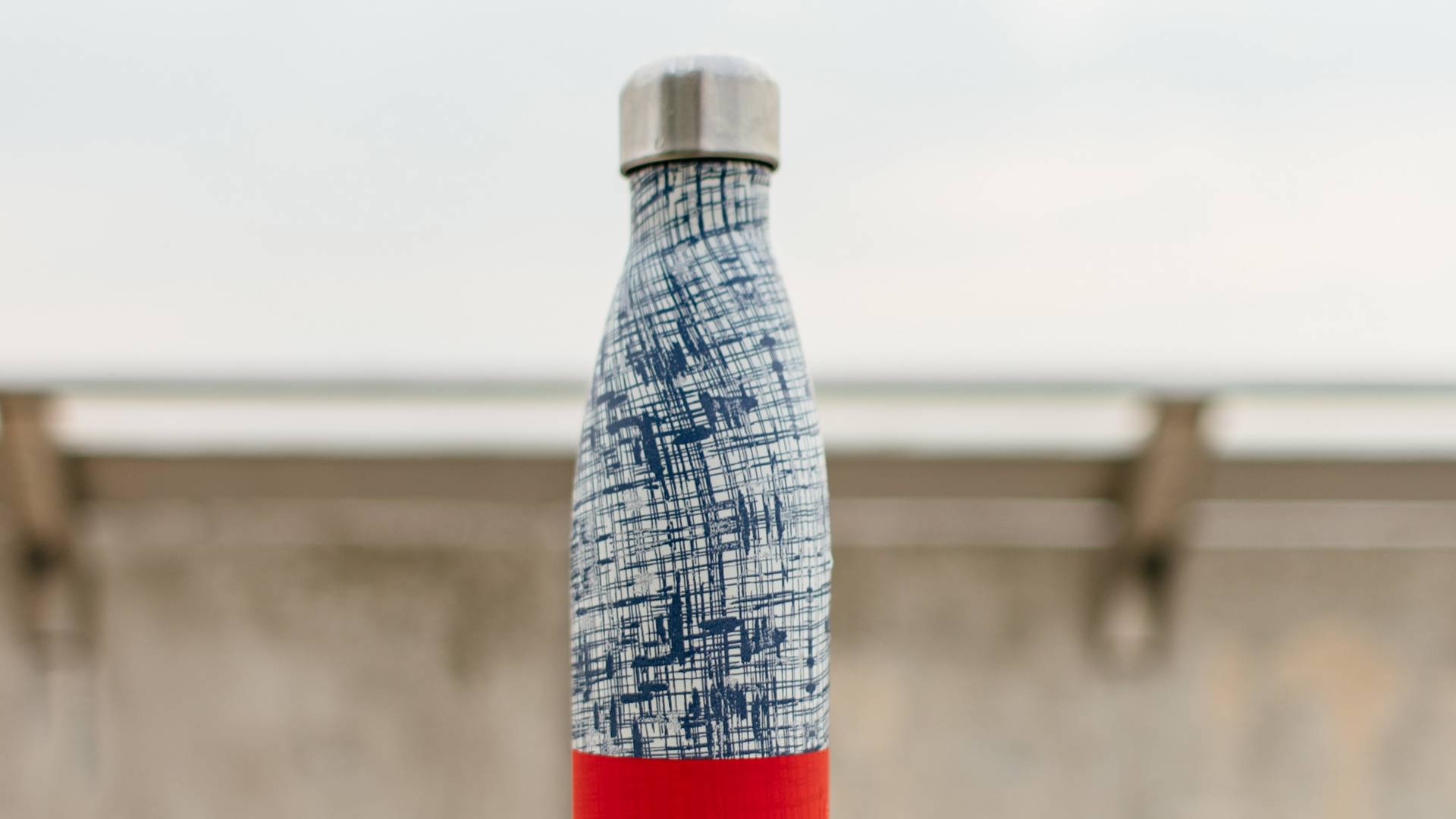 90 proc. butelkowanej wody zawiera plastik. Rozwiązanie? Fajne butelki na kranówkę