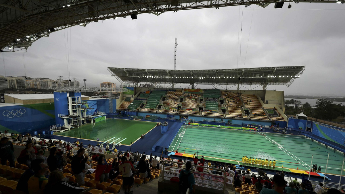 Wystarczyła zaledwie jedna noc, aby woda w basenie, na którym odbywa się olimpijska rywalizacja w skokach, zmieniła kolor z niebieskiego na zielony. Teraz ten sam problem dotyczy również basenu przeznaczonego dla piłkarzy wodnych.