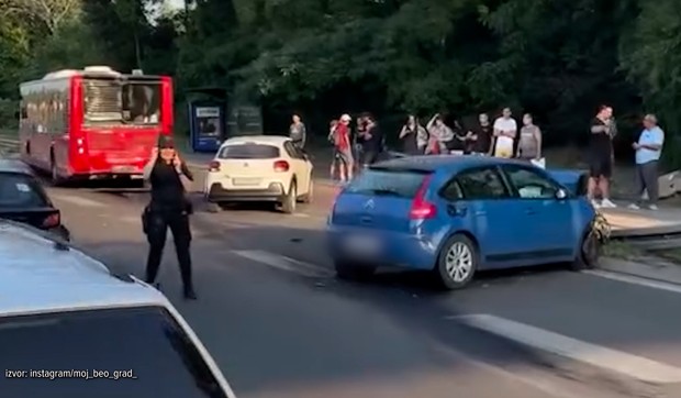 Sudar autobusa i auta kod Zmaja.jpg