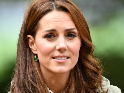 Kate Middleton új frizurával és egy remek szettel tér vissza!