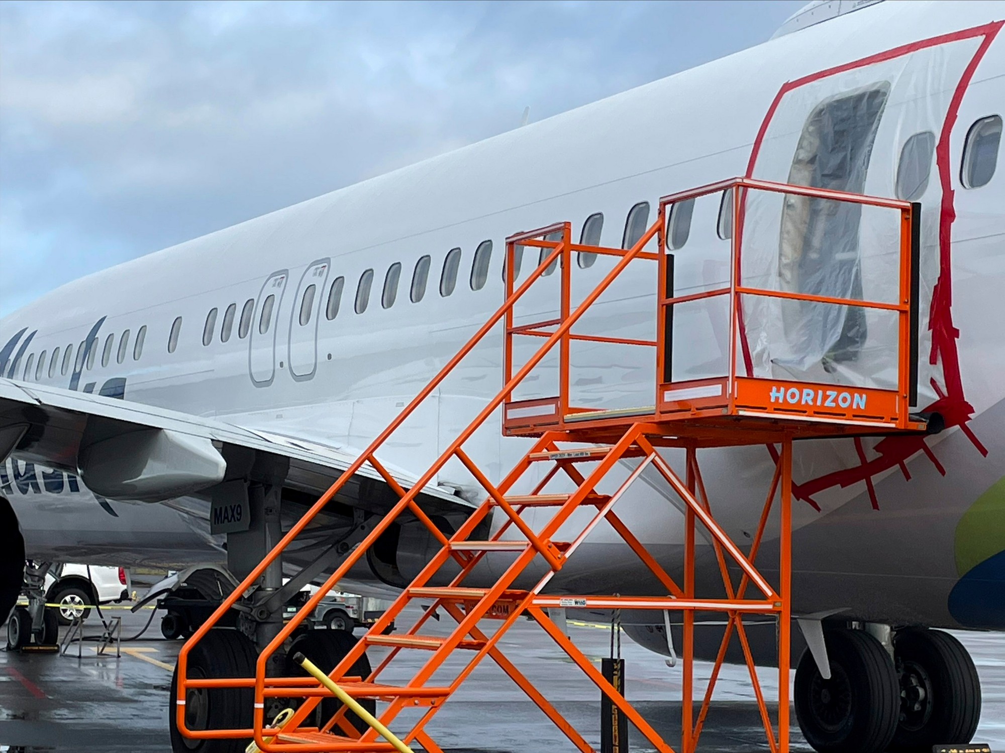 Pasažieri letu Alaska Airlines zažalovali Boeing po nehode s uvoľneným panelom.
