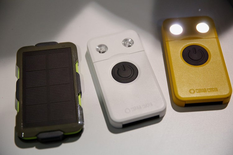 Latarki Waka Waka zasilane energią słoneczną podczas spotkania dla prasy przed rozpoczęciem Consumer Electronics Show (CES 2014) w Las Vegas, 5.01.2014.