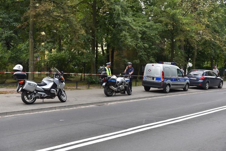 Policja przed Cmentarzem Jeżyckim w Poznaniu