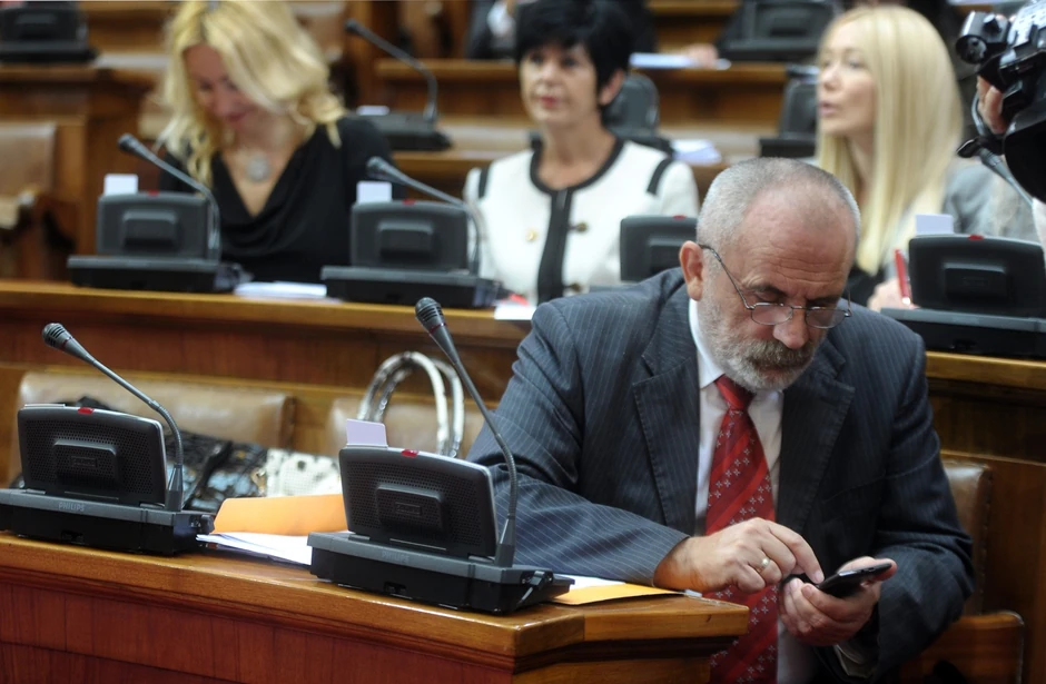 Farmer: Marijan Rističević je od 2002. predsednik Narodne seljačke stranke, osam godina kasnije ušao je u rijaliti Farma, a kad su ga pustili mnoge manire sa Farme je preneo u Skupštinu Srbije