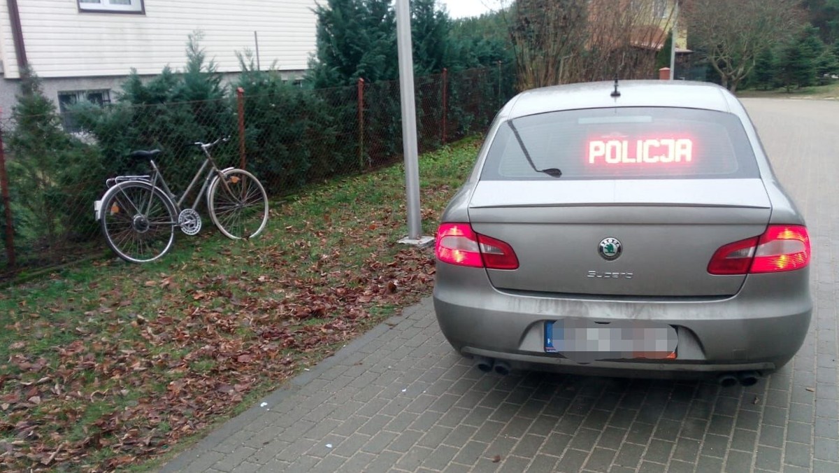 32-letni cyklista został zatrzymany przez policję w Stawigudzie pod Olsztynem. Po przebadaniu go alkomatem funkcjonariusze poprosili, by sprowadził na miejsce kogoś znajomego, kto zabierze jego rower typu damka. Przez to wpędził w problemy dwóch swoich kolegów.