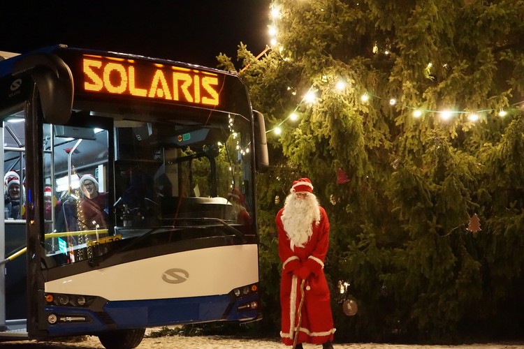 Ten Solaris woził już Św. Mikołaja w Finlandii, w trudnych warunkach atmosferycznych. Polski producent dostarczył hybrydowe Urbino o długości 12,9 m do Tampere. <br><br>

Jak wylicza Solaris, hybrydy zużywają do 30 proc. oleju napędowego mniej w porównaniu z tradycyjnymi autobusami, dlatego przewoźnik TKL z Tampere opatrzył kilka z nich specjalnym ekologicznym oznakowaniem. <br><br>

W ciągu ostatnich lat Solaris sprzedał do Finlandii 16 takich pojazdów.