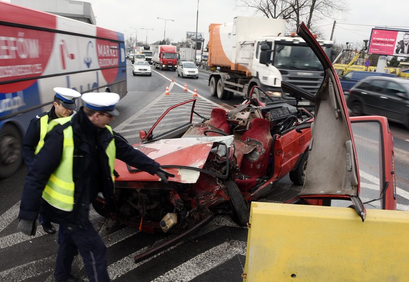 Groźny wypadek w Warszawie. Latarnia zmiażdżyła samochód