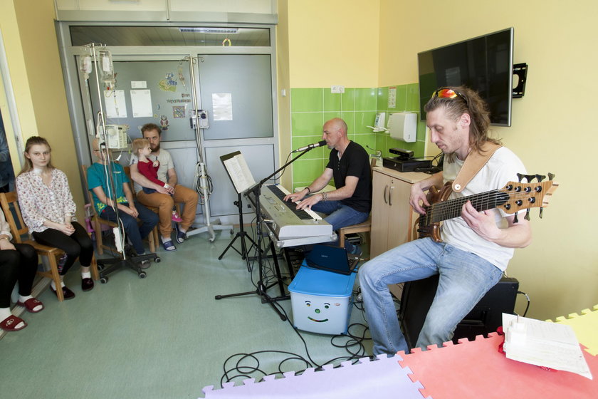 Katowice. Lekcja rocka na oddziale onkologii GCZD w Katowicach