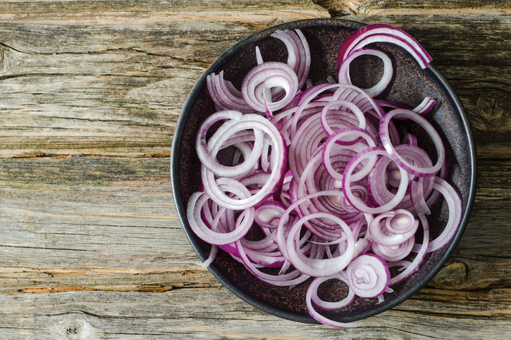 Zwiebeln schmecken nicht nur gut in herzhaften Gerichten, sie sind auch sehr gesund und können bei verschiedenen Beschwerden helfen.