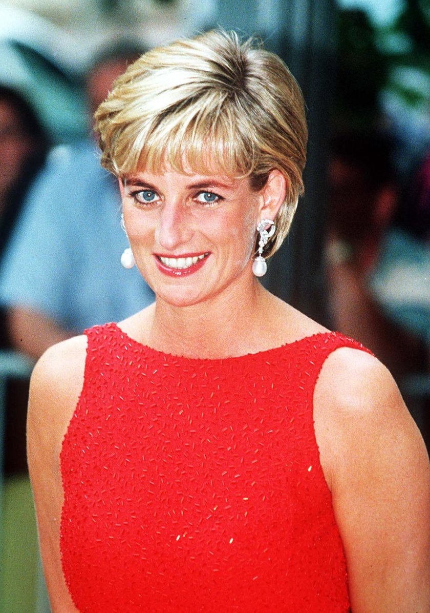 Lady Diana w czerwonej sukience