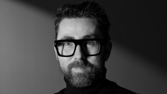 „Rengeteg elfojtást, ki nem beszélt érzést hordozok, amiket a darabjaimon keresztül próbálok kiadni magamból” – Interjú Feledi Jánossal