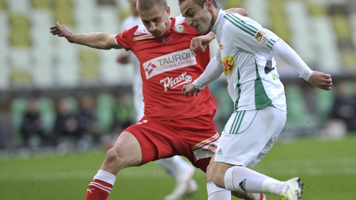 Lechia Gdańsk podzieliła się punktami ze Śląskiem Wrocław w meczu 27. kolejki T-Mobile Ekstraklasy. Remis 1:1 (0:0) bardziej cieszy podopiecznych Oresta Lenczyka, którzy zdołali wywieźć jeden punkt z Gdańska pomimo tego, że przez większość meczu grali w dziesiątkę po czerwonej kartce dla Tadeusza Sochy.  (Fot. PAP/Adam Warżawa).