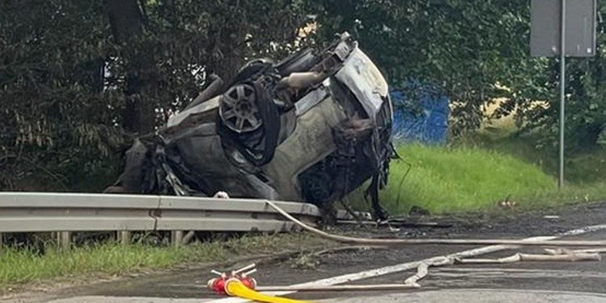 Samochód uderzył w drzewo i stanął w płomieniach. Kierowca nie miał szans.