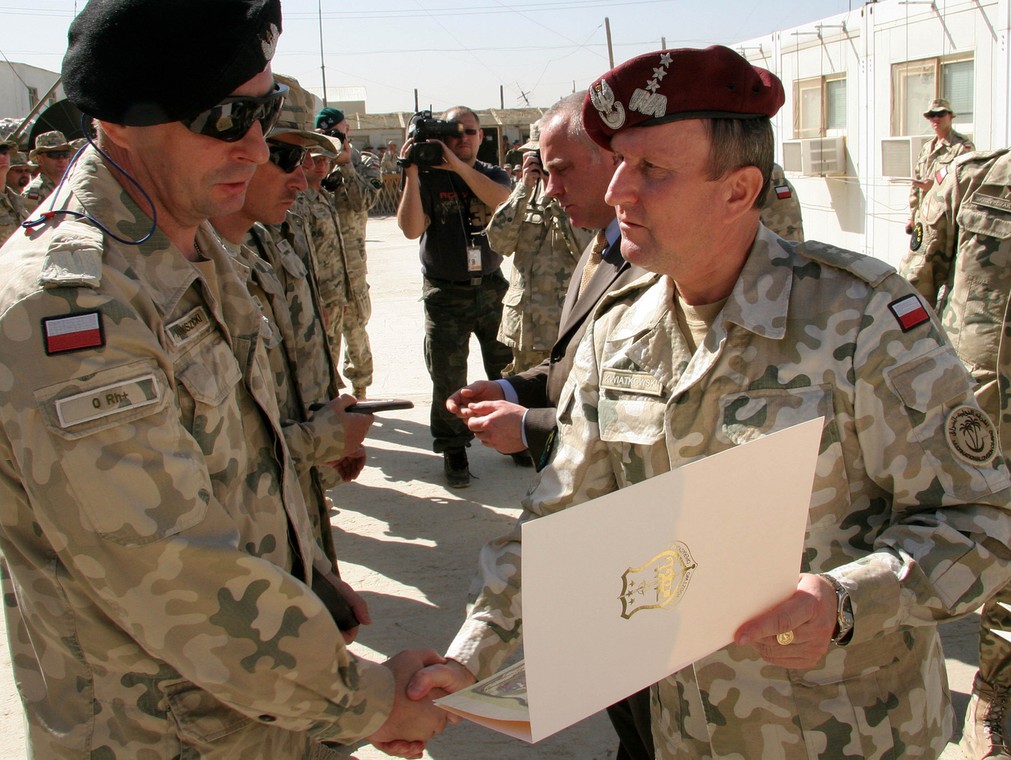 Gen. bryg. Marek Tomaszycki z gen. Bronisławem Kwiatkowskim w Bazie Bagram w Afganistanie