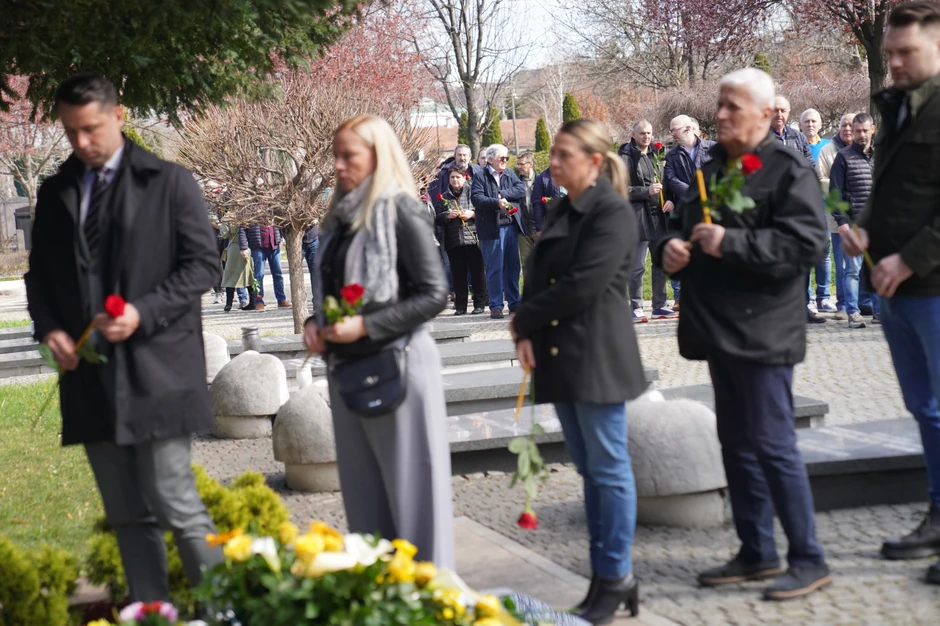 Građani su redovima stoje da odaju poštu ubijenom premijeru Srbije