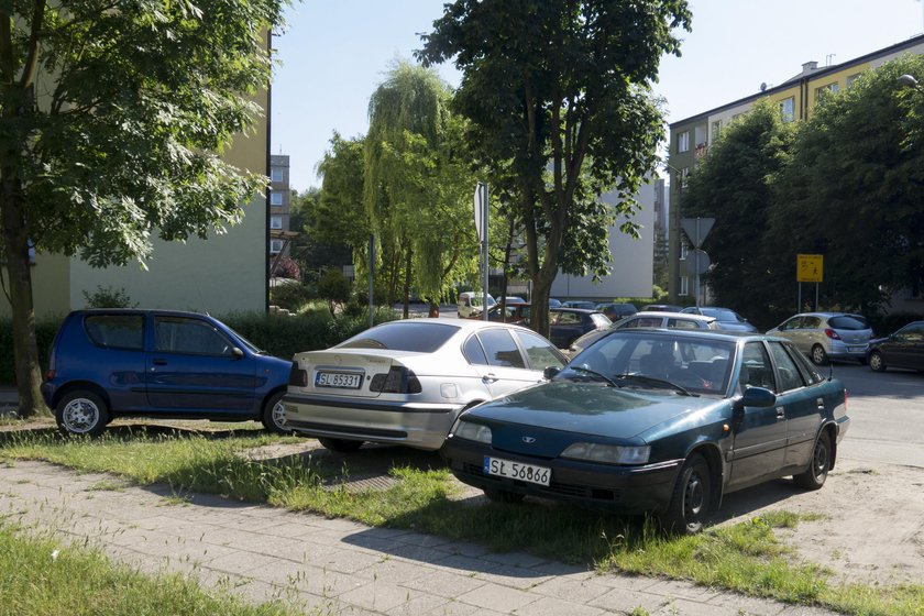 Zatłoczone parkingi w dzielnicy Halemba