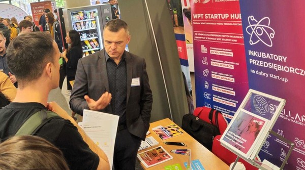 Program oferuje bezpłatne konsultacje biznesowe, technologiczne oraz prawne. Dodatkowo WPT wspiera marketingowo uczestników, pomagając im zyskać rozpoznawalność i przyciągnąć inwestorów.
