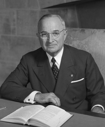 <b>Były prezydent USA Harry Truman (lata 1945-1953)</b>
<br>
<br>
A jak to wygląda na Zachodzie? Po odejściu z urzędu były prezydent USA Harry Truman miał poważne problemy finansowe, ponieważ nie miał oszczędności. Jedynym jego dochodem była pensja oficerska. 
<br>
<br>
Jego sytuację poprawiła się nieco w 1955 roku, kiedy wydał swoje wspomnienia, które okazały się oszałamiającym sukcesem.
<br>
<br>
Trudna sytuacja finansowa tego byłego prezydenta skłoniła amerykański Kongres do przyjęcia ustawy dotyczącej byłych prezydentów, gwarantującej im państwową “emeryturę” i opiekę medyczną.