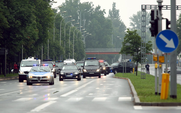 Przejazd kolumny samochodów z "Bestią" - Cadillakiem One z prezydentem Stanów Zjednoczonych Barackiem Obamą ulicami Warszawy z lotniska do Belwederu