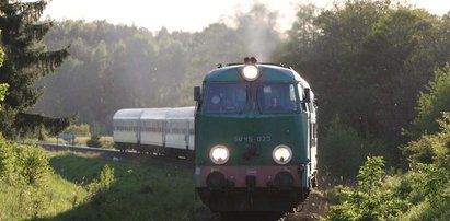 Sikał z pędzącego pociągu i ...wypadł!