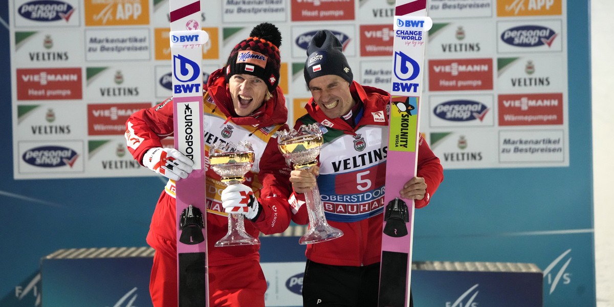 Dawid Kubacki i Piotr Żyła na podium konkursu w Oberstdorfie. 