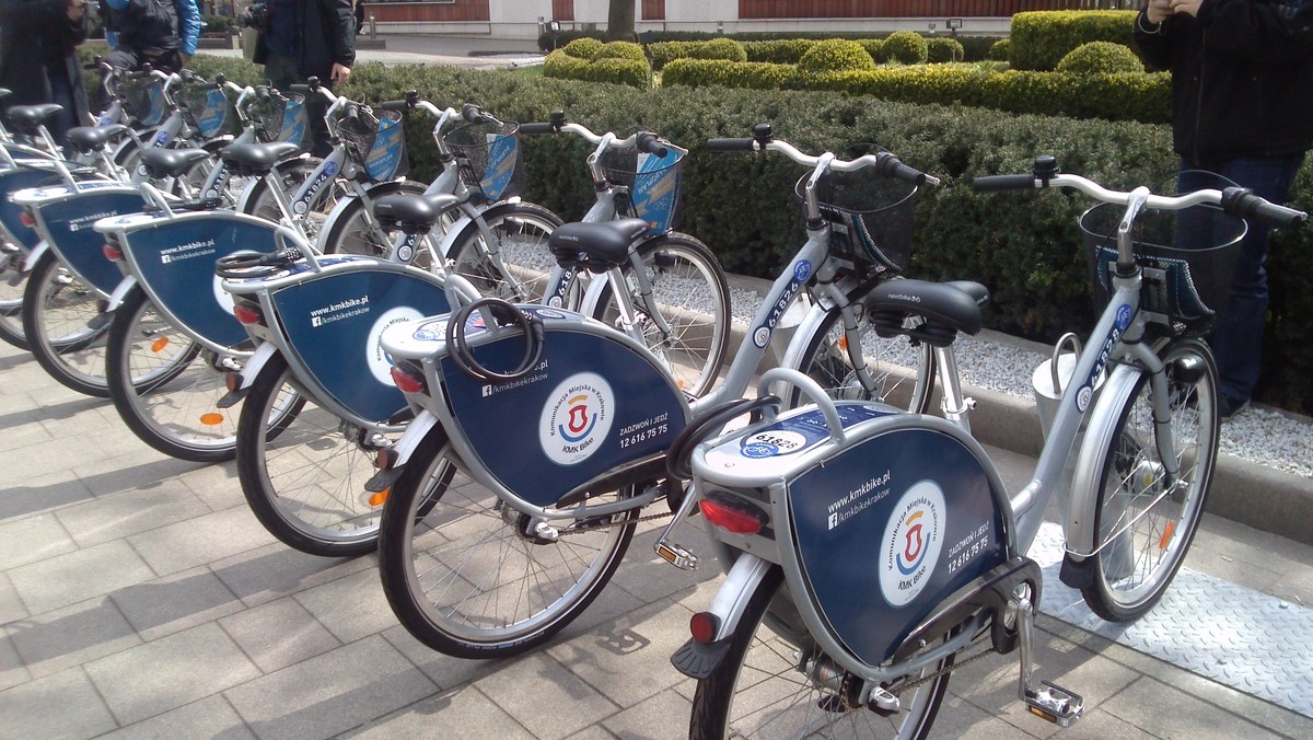 Zarząd Infrastruktury Komunalnej i Transportu szuka nowego operatora dla systemu krakowskiego roweru miejskiego KMK Bike. Zgłosiło się pięć firm, w tym jedna z Austrii, z którymi będą prowadzone teraz negocjacje.