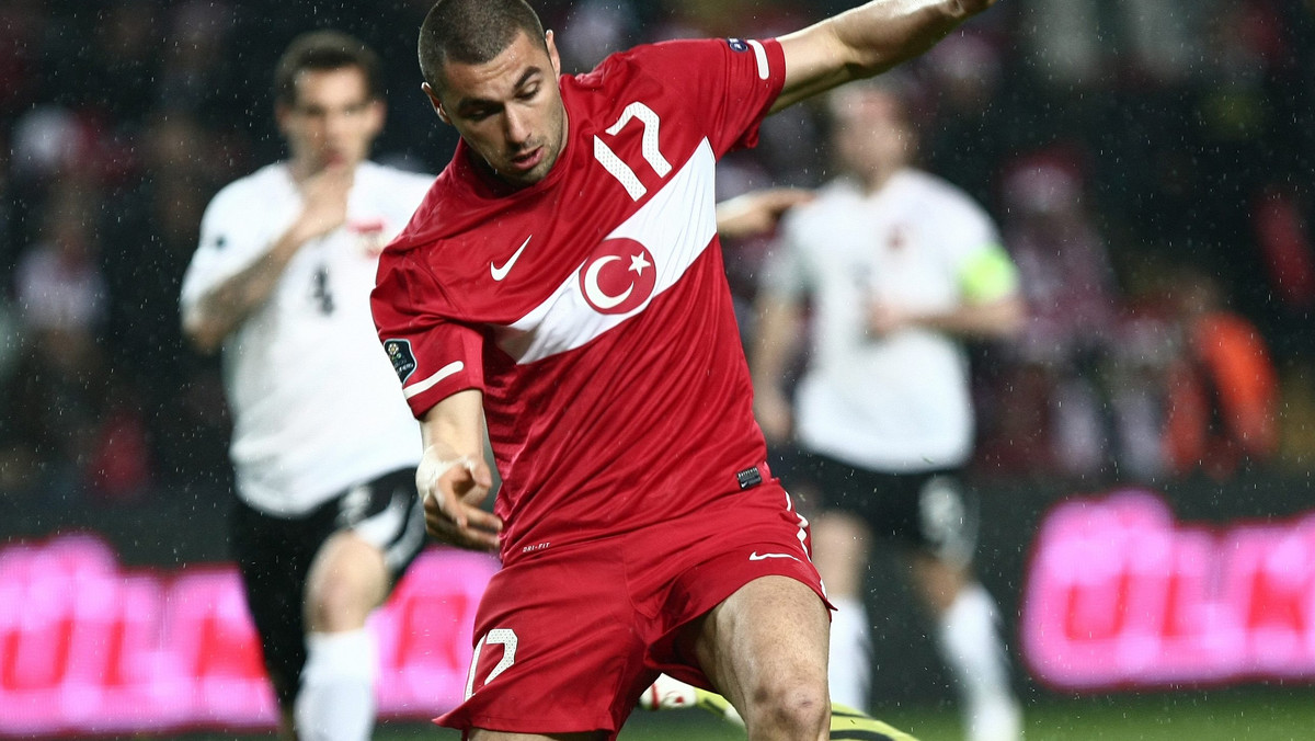 Turcja ciągle liczy się w walce o awans do Euro 2012. Dzisiaj podopieczni Guusa Hiddinka pokonali 2:0 (1:0) Austrię i obecnie mają sześć punktów straty do prowadzących w tabeli grupy A Niemców.