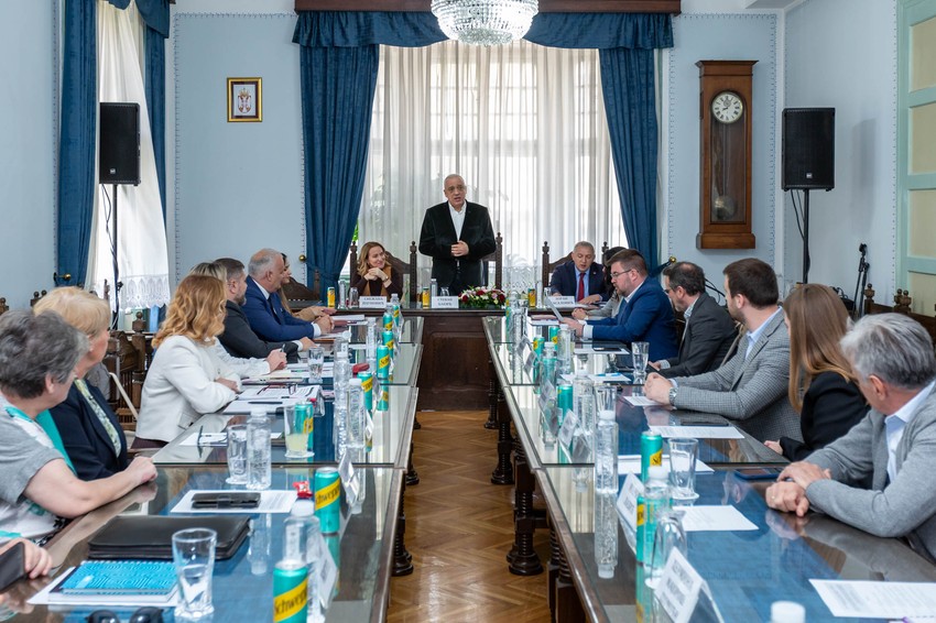 Stevan Bakić sastao se uoči sednice, u svom kabinetu, sa ministarkom državne uprave i lokalne samouprave Snežanom Paunović i njenim saradnicima