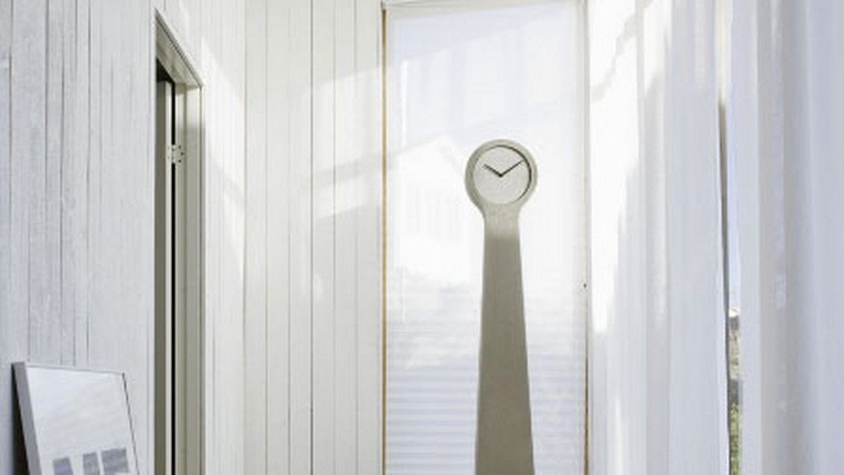 Tylko najbardziej zatwardziali miłośnicy designu przytaszczą do domu zegar Tidvis szwedzkiej marki Fosberg Form. Czasomierz jest bowiem nie tylko wykonany z ciężkiego betonu, ale i wyższy od przeciętnego człowieka.
