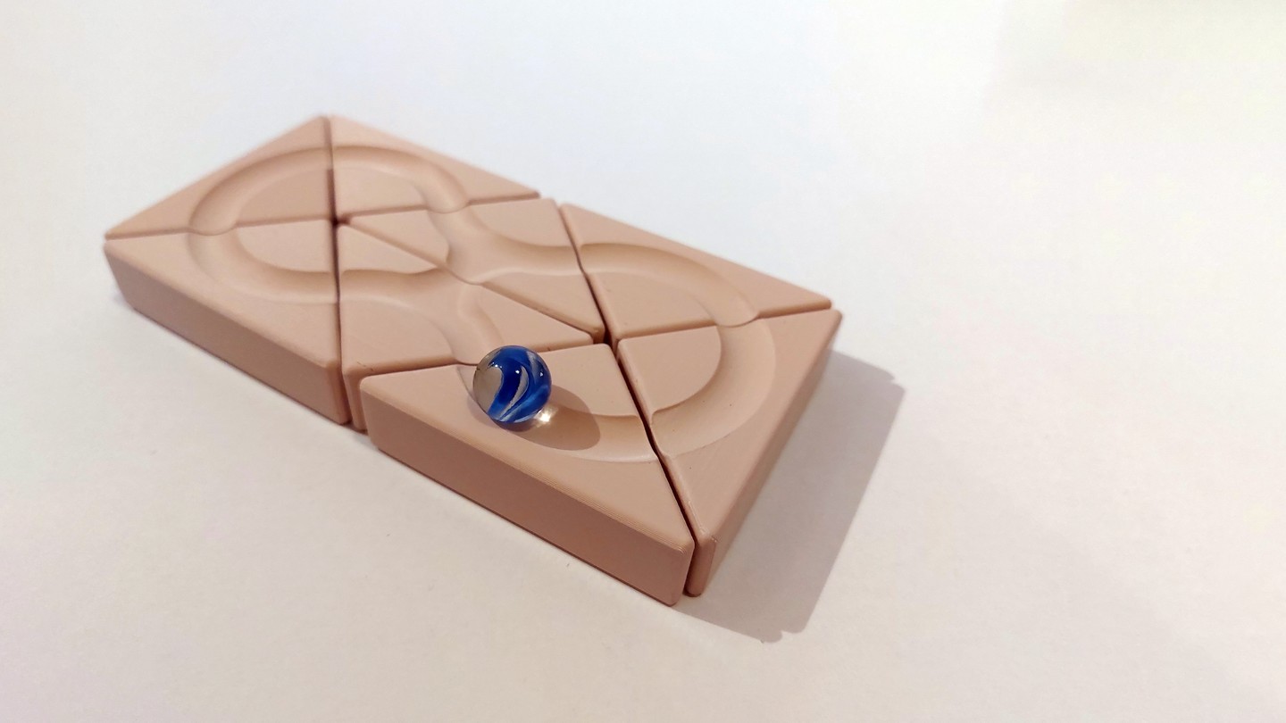 Kőszeghy Anna: Marble guide. A Marble guide egy kézben tartott golyópálya, amely játékos módon fejleszti az iskola előtt álló gyerekek mozgáskoordinációját, finommotorikáját. Az elemekből végtelenített pálya (körpálya) is kialakítható, de a kezdő- és záróelem felhasználásával végtelen a létrehozható pályák száma