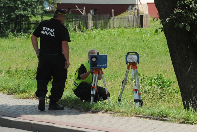 Strażnicy przy fotoradarze