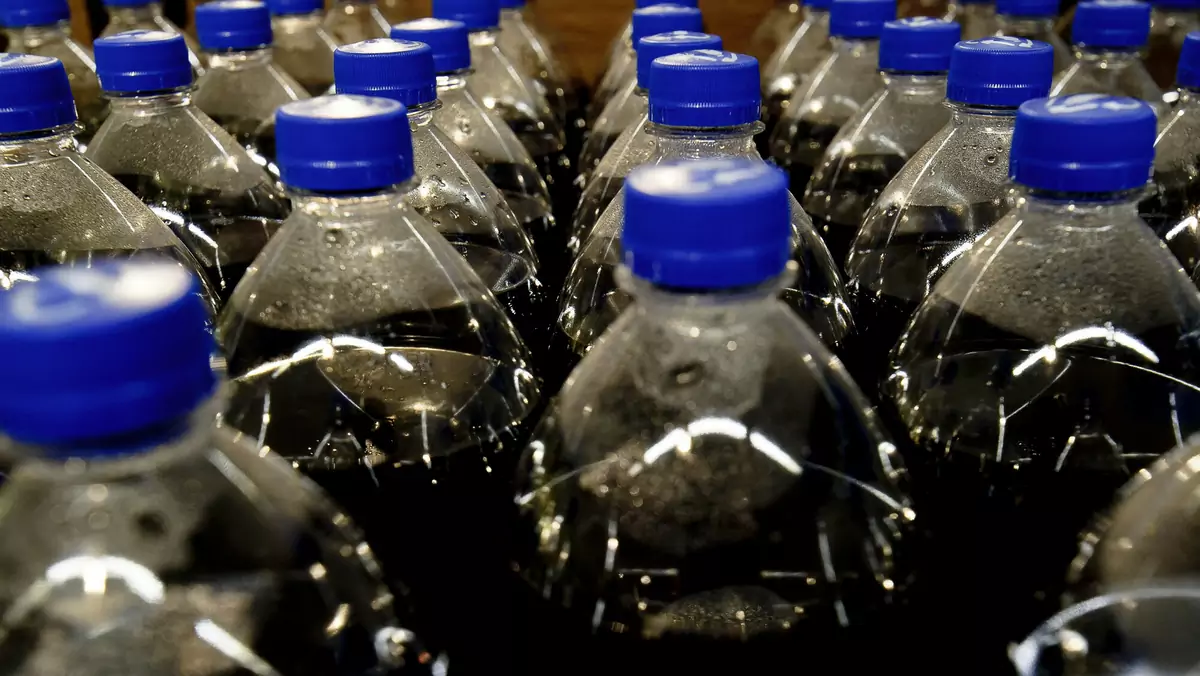 Butelki plastikowe i inne tego typu opakowania wykonywane są z BPA