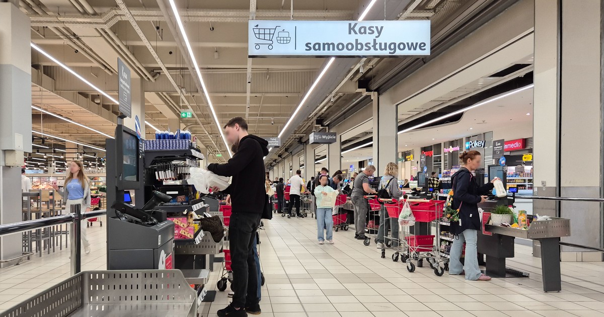 Kupił karkówkę w Auchan. "Dziwaczne procedury". Klient tak tego nie zostawił
