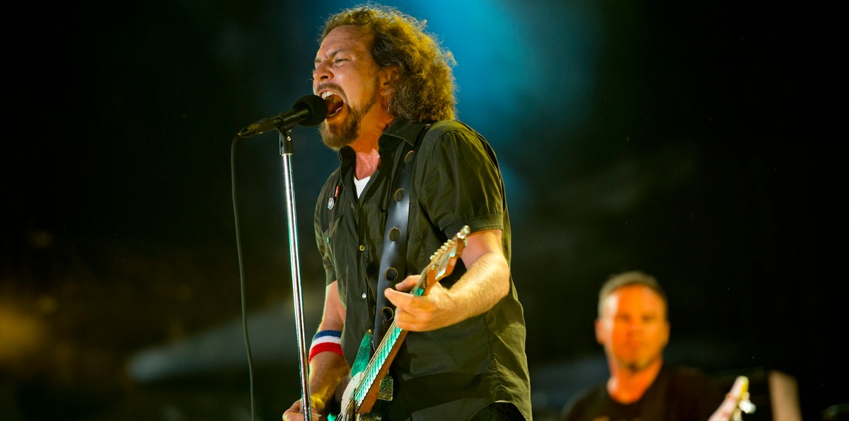 Eddie Vedder pije z buta fanki – zobacz!