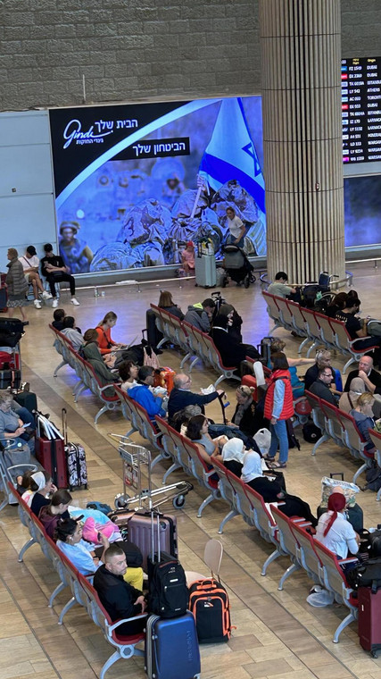 Polacy na lotnisku w Tel Awiwie