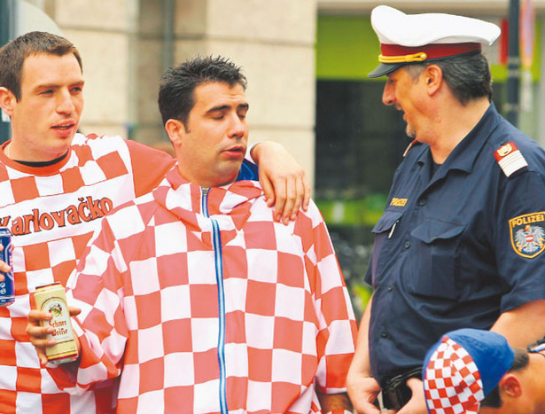 Austriacki policjant i kibice podczas ćwierćfinału mistrzostw Europy w czerwcu 2008 r.