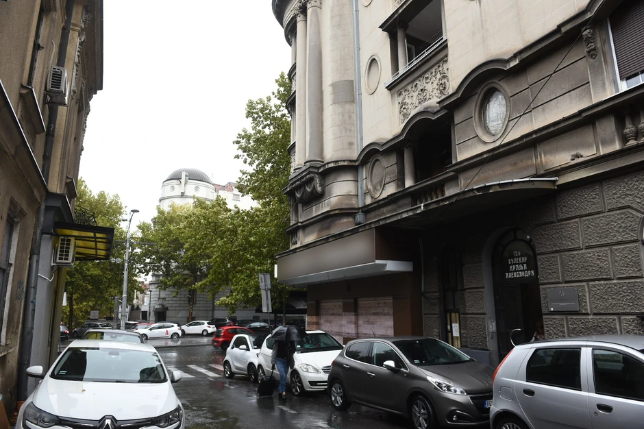 Muškarac napao majstora i komšinicu, pa sekirom nasrnuo na policajce