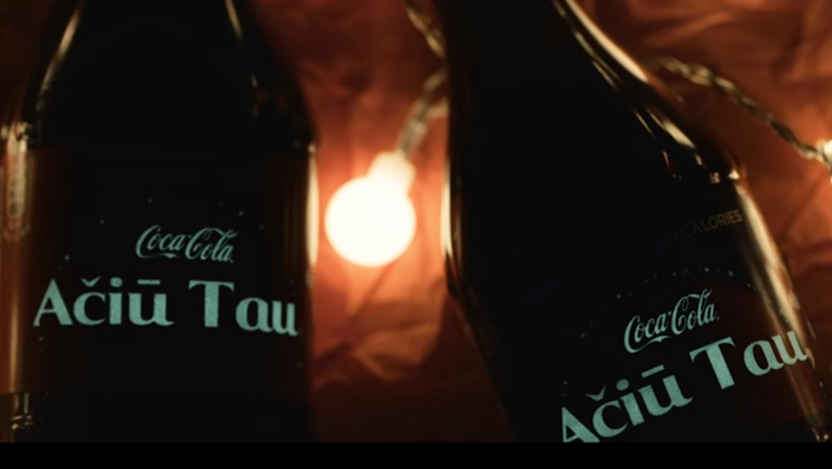 Co roku Coca-Cola zaskakuje świątecznymi reklamami, które cieszą się ogromną popularnością. W poprzednim sezonie na etykietach pojawiły się specjalne kokardki, które można było zrobić samodzielnie. Tym razem producent najpopularniejszego napoju świata przygotował coś o wiele bardziej wyjątkowego.