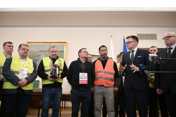 Marszalek Szymon Hołownia spotkał się z protestującymi rolnikami