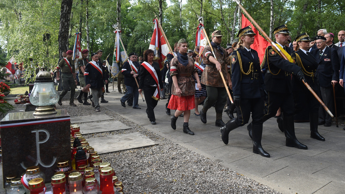 - Jesteśmy wszyscy przeciwni temu, by łączyć te dwie uroczystości. Jak można łączyć coś sprzed siedemdziesięciu lat z wydarzeniami obecnymi? Nasz apel to apel poległych, którzy polegli w boju, bądź ludności cywilnej, która została zbombardowana. Natomiast apel smoleński dotyczy ludzi, którzy zginęli w katastrofie. Nie można łączyć tych dwóch różnych rzeczy. Ludzie, opamiętajcie się - mówi Onetowi Zbigniew Galperyn, wiceprezes Związku Powstańców Warszawskich.