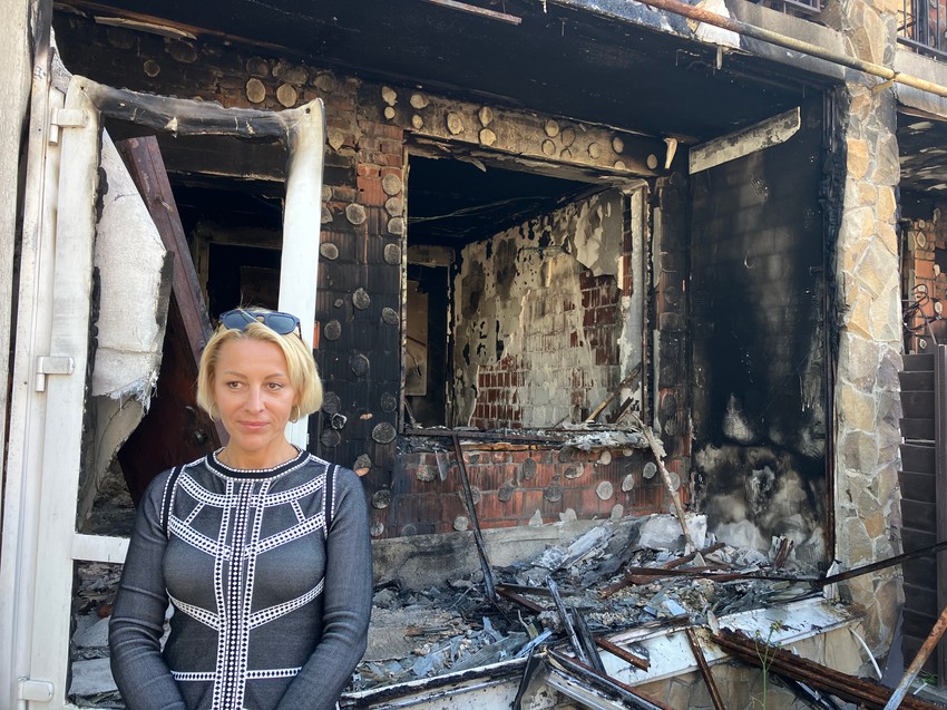 Tatjana ispred svoje uništene kuće