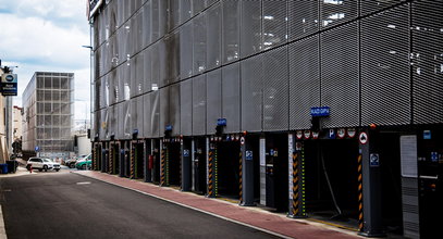 Parking automat stoi pusty.  Postój za godzinę tylko dla bogatych